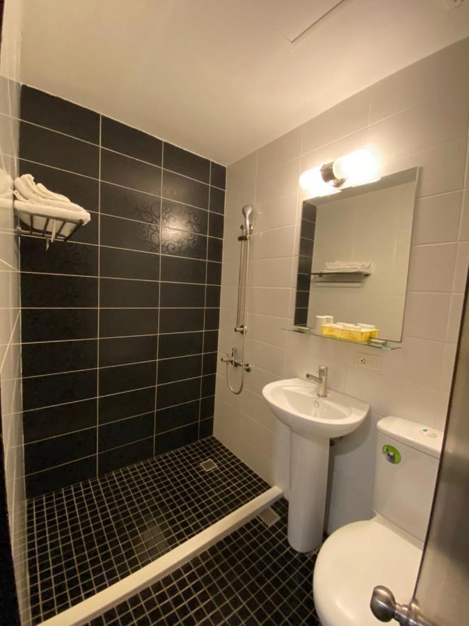 Queens Hotel Тайбэй Экстерьер фото
